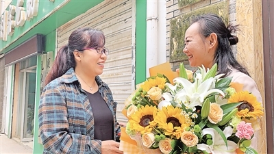 <p>　　9月9日，银川市兴庆区新华街工会联合富华社区为辖区小学、幼儿园和教育机构的老师，送上鲜花表达节日祝福。本报记者　周昕　摄</p>