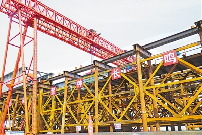 <p>　　9月9日，在乌玛高速公路中卫至青铜峡段镇罗黄河特大桥施工现场，跨黄河钢混组合梁向前顶推。　　　本报记者　赵磊　摄</p>