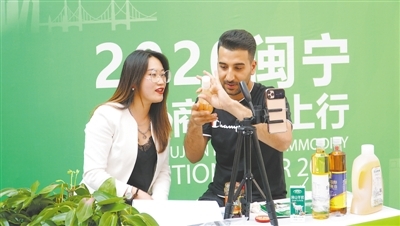 <p>　　2020闽宁出口商品塞上行活动首日，宁夏电商达人现场直播带货，推介闽宁两地商品。本报记者　李徽　张唯　摄　</p>