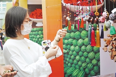 <p>　　宁夏产品受到厦门市民青睐。　　　　　　　　　　　　　　　　　　　　　　　　　　　　　　　　　　　　　　　　　　　　　　　　　　　　　　　本报记者　赵磊　摄</p>