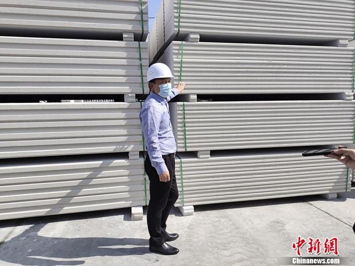 姜志勇向记者介绍建材性能。<a target='_blank' href='http://www.chinanews.com/' >中新网</a>记者 张旭 摄