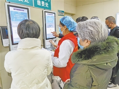 <p>　　医院志愿者随时为老年人提供网上挂号缴费服务。</p>