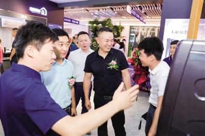 <p>　　销售人员向消费者介绍产品。</p>