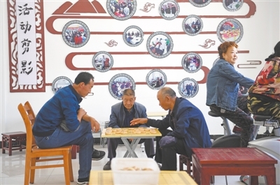 <p>　　新民社区居家养老服务站，兴趣相投的老人三五成群组成兴趣小组，自得其乐。</p>