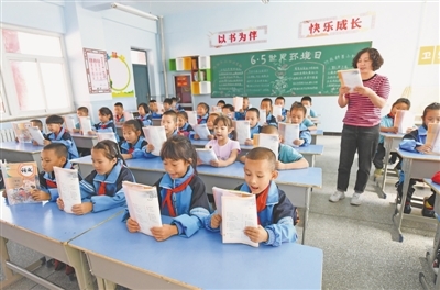 <p>　　设施齐全的学校，孩子们在“知识海洋”中遨游。</p>