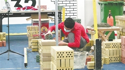 <p>　　杨明参加砌筑（国赛）项目比赛。　　本报记者　马照刚　摄　</p>