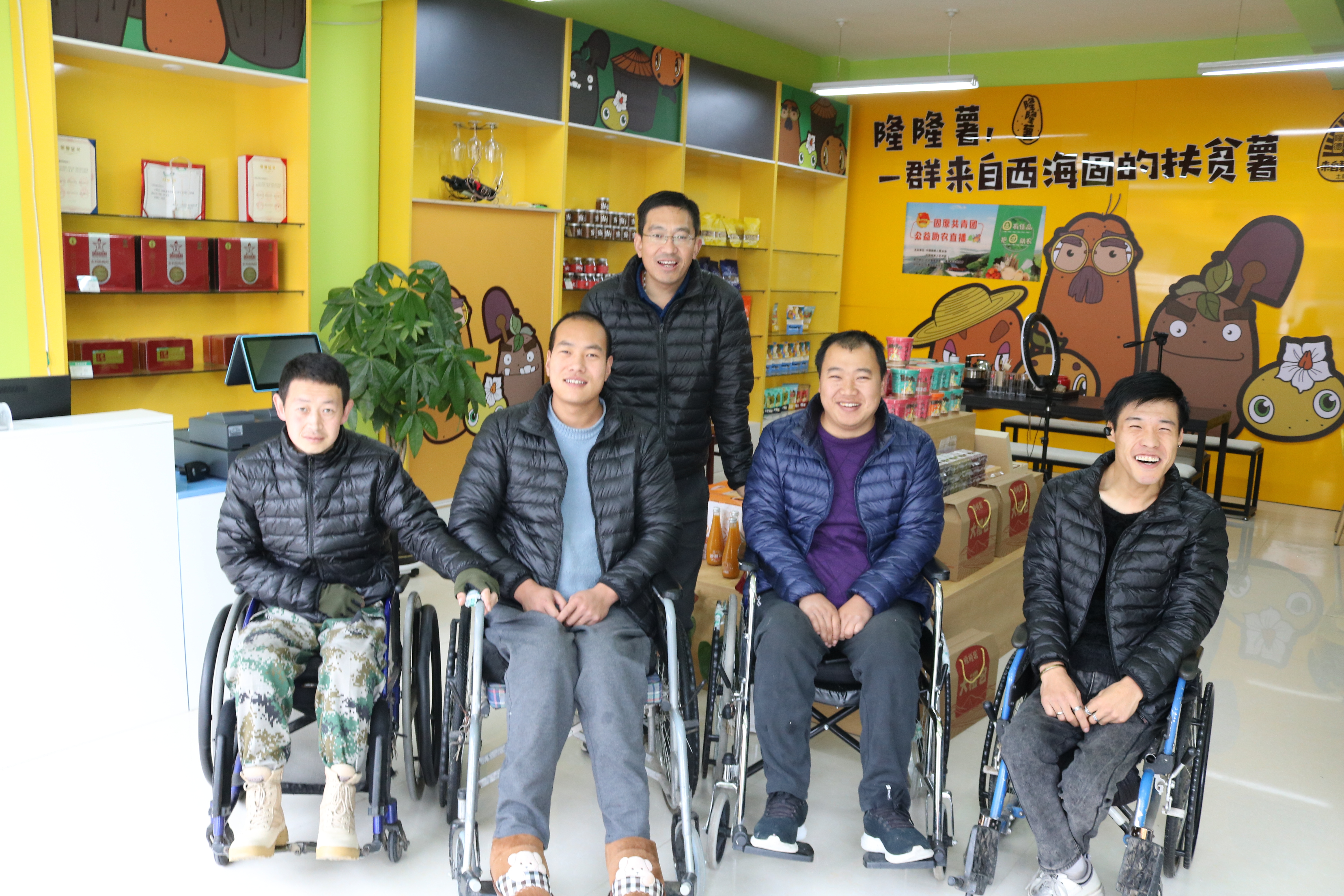 辛宝同和一起创业的残疾人们.jpg
