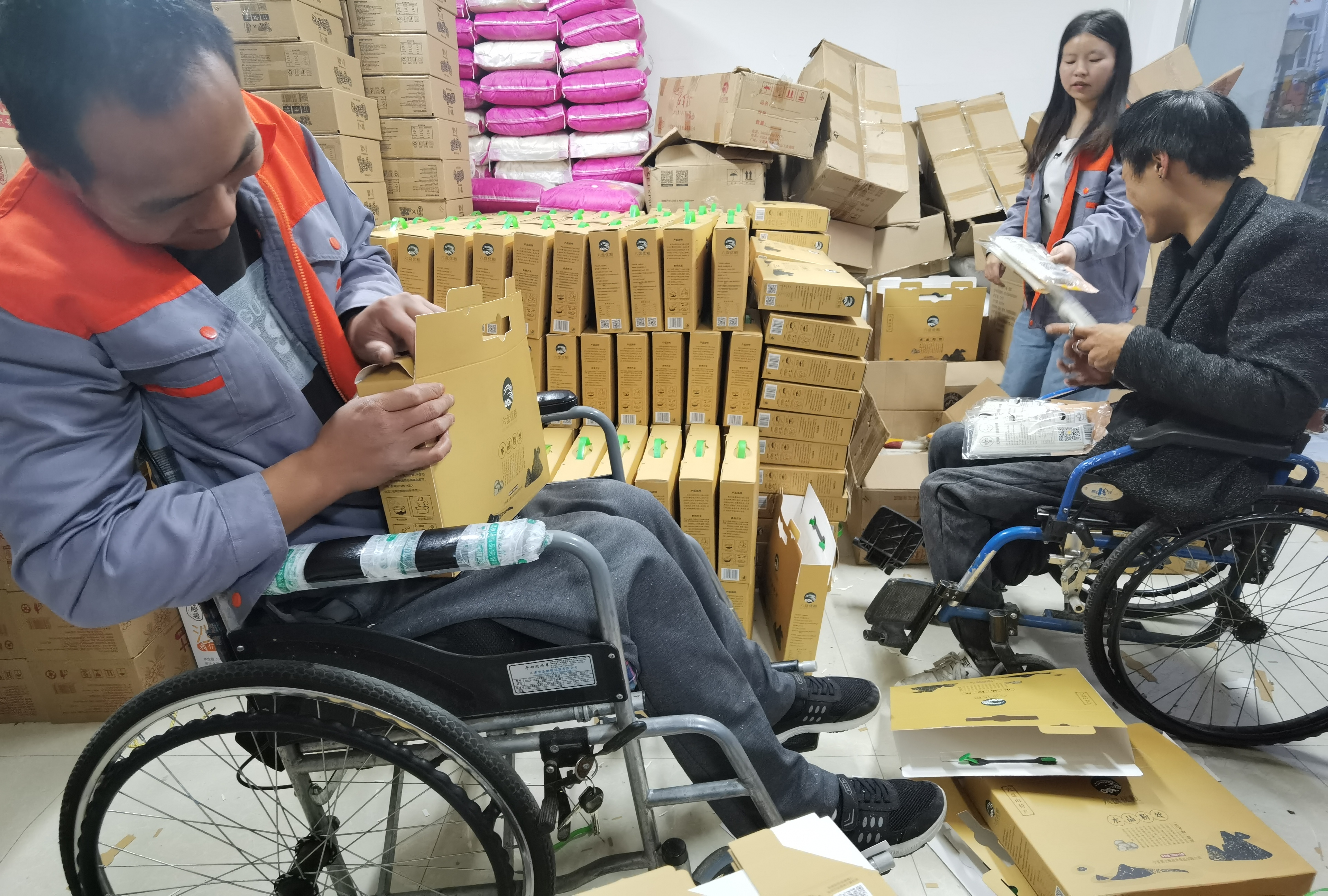 隆隆薯闽宁助残商贸中心的残疾人正在备货.jpg