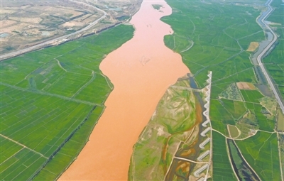 <p>　　黄河堤防建设，固住曾经摇摆不定的黄河水，造就了天下黄河富宁夏的诗篇。　　　　　本报记者　王猛　摄</p>