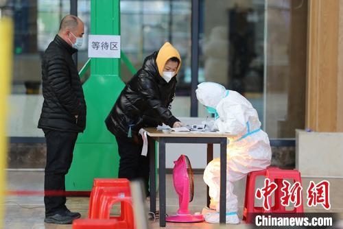 市民在检测前登记。　于海洋 摄