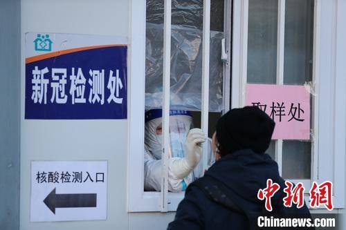 市民正在进行核酸检测。　于海洋 摄