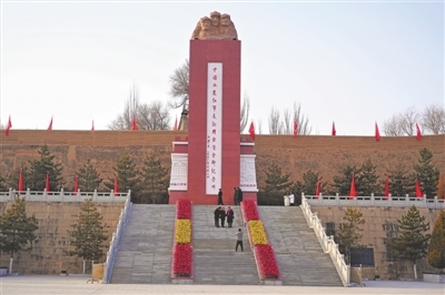 <p>　　中国工农红军长征将台堡会师纪念碑庄严肃穆。</p>