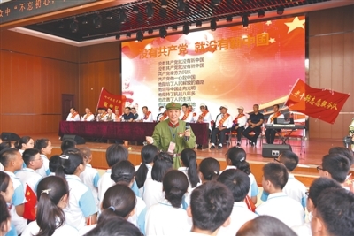 <p>　　　　同心县退休老干部马希伟（中间穿军装者）向广大师生宣讲红色文化。</p>